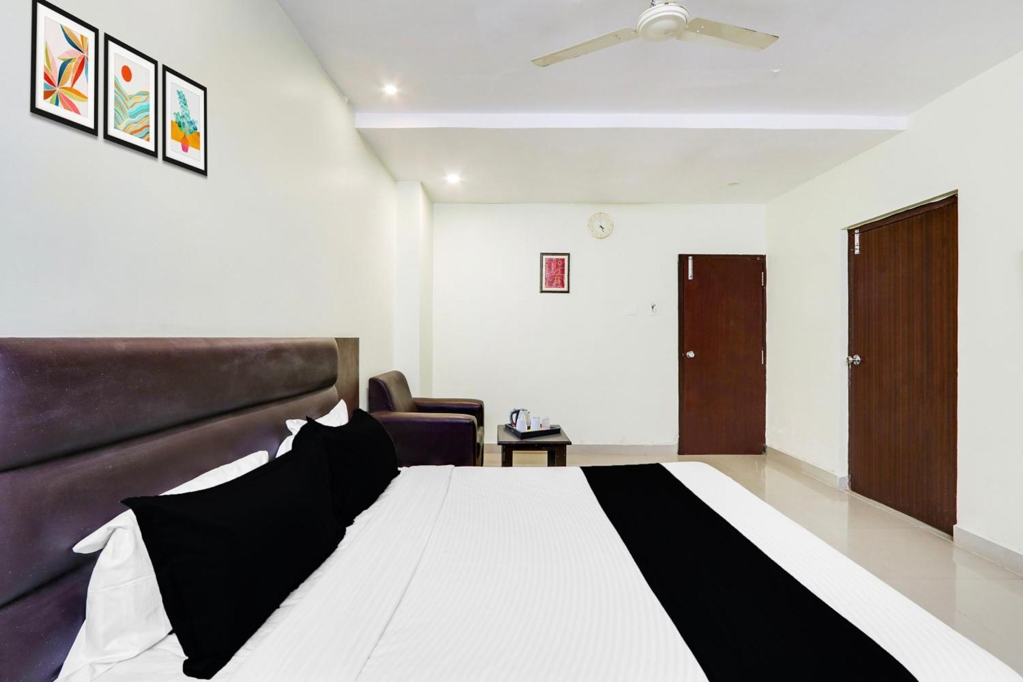 Super Townhouse Gudivada Formerly Sistla Exterior photo