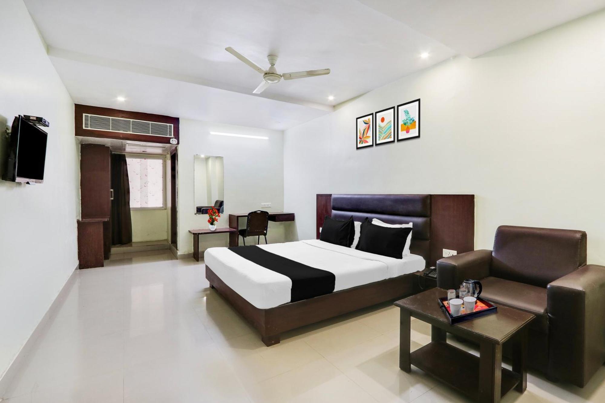 Super Townhouse Gudivada Formerly Sistla Exterior photo