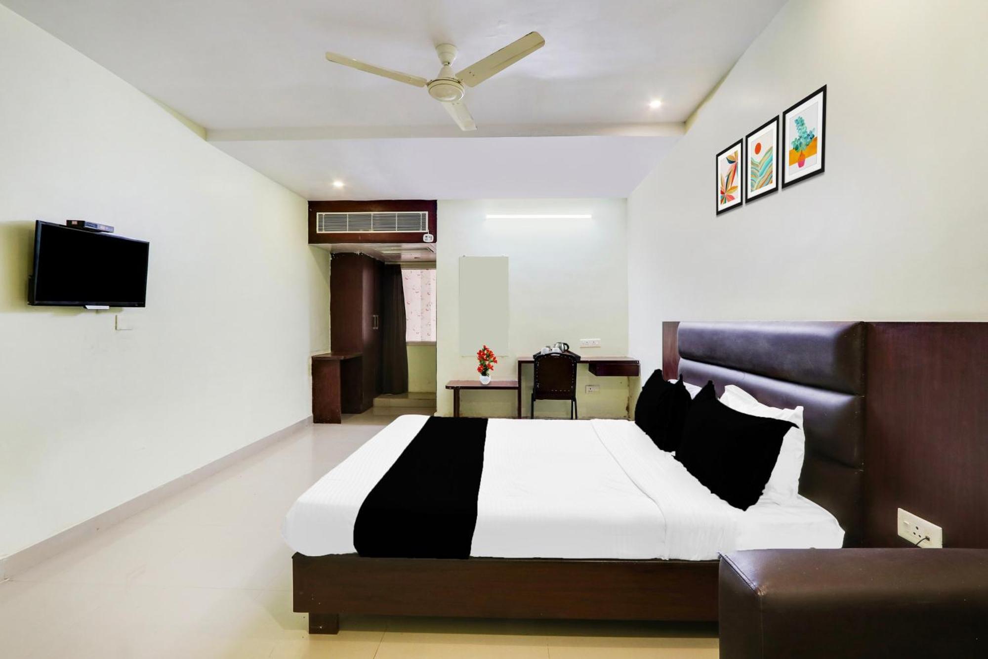 Super Townhouse Gudivada Formerly Sistla Exterior photo