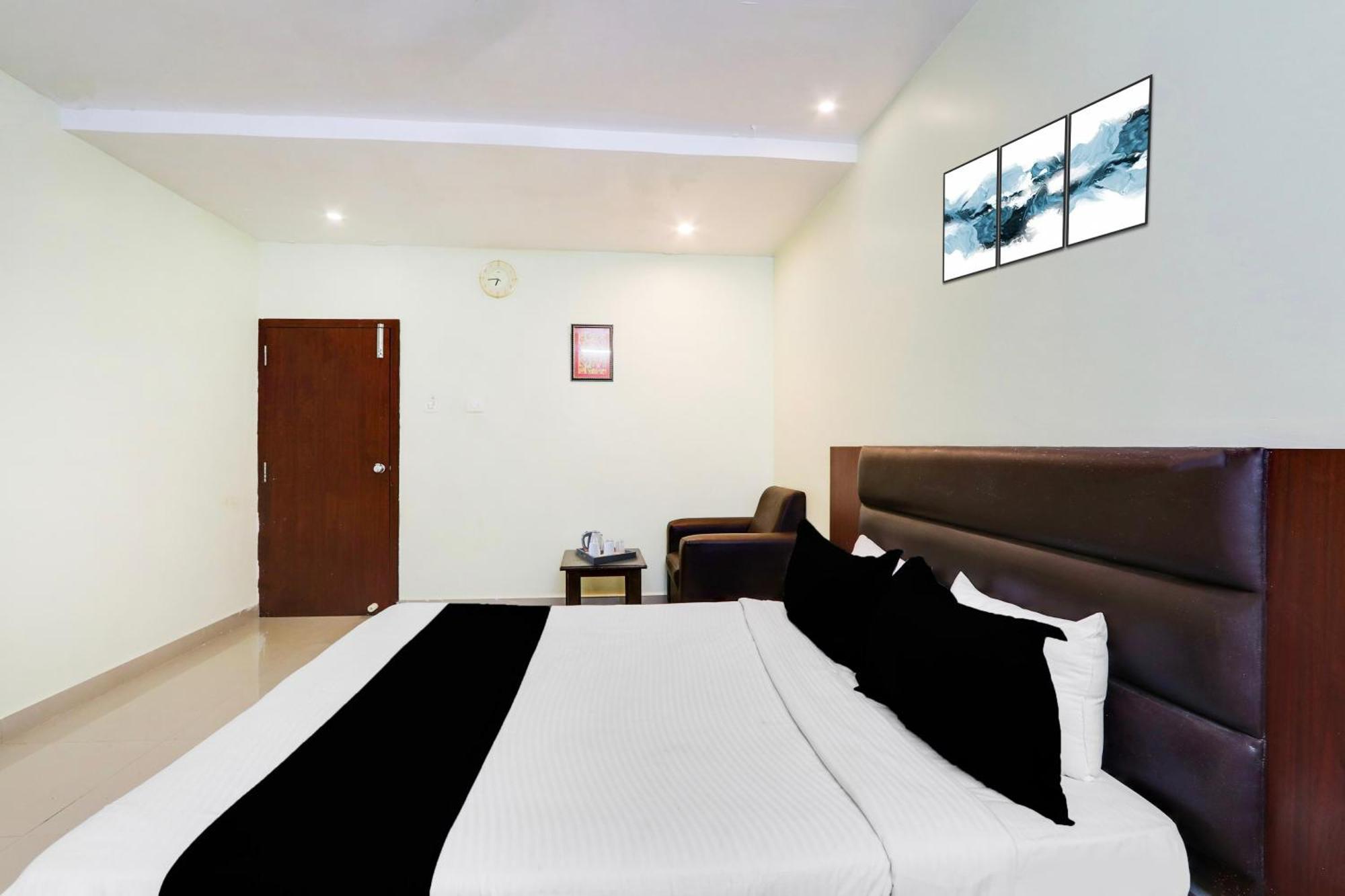 Super Townhouse Gudivada Formerly Sistla Exterior photo