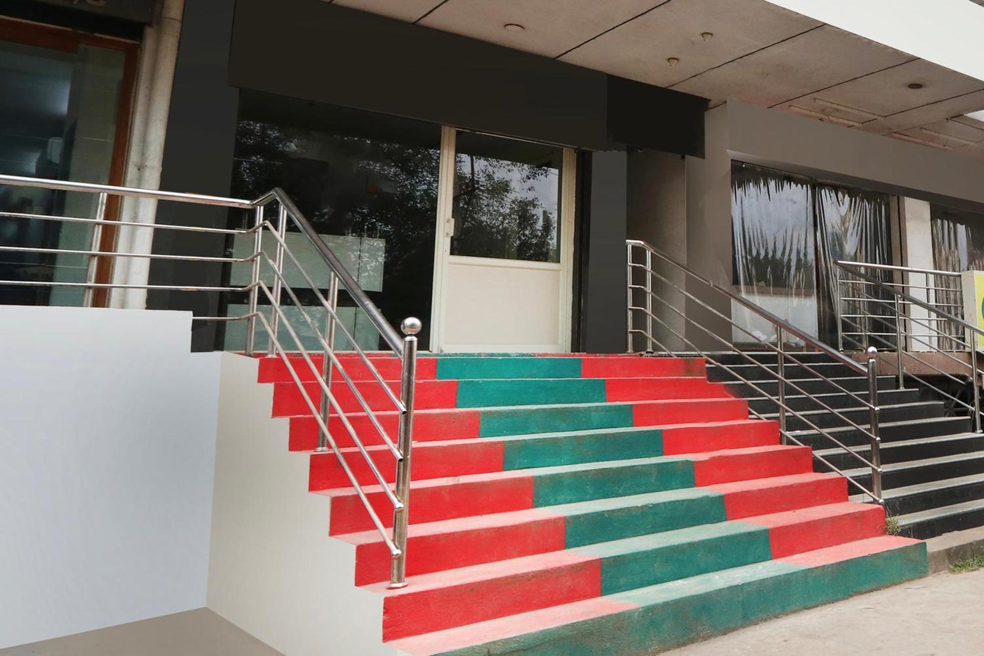 Super Townhouse Gudivada Formerly Sistla Exterior photo