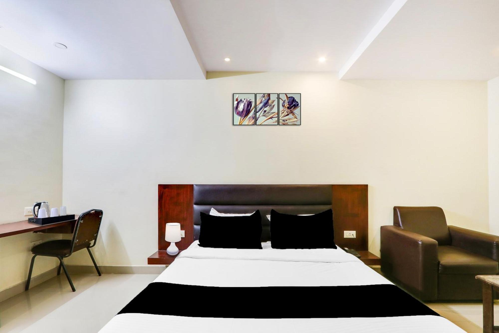 Super Townhouse Gudivada Formerly Sistla Exterior photo