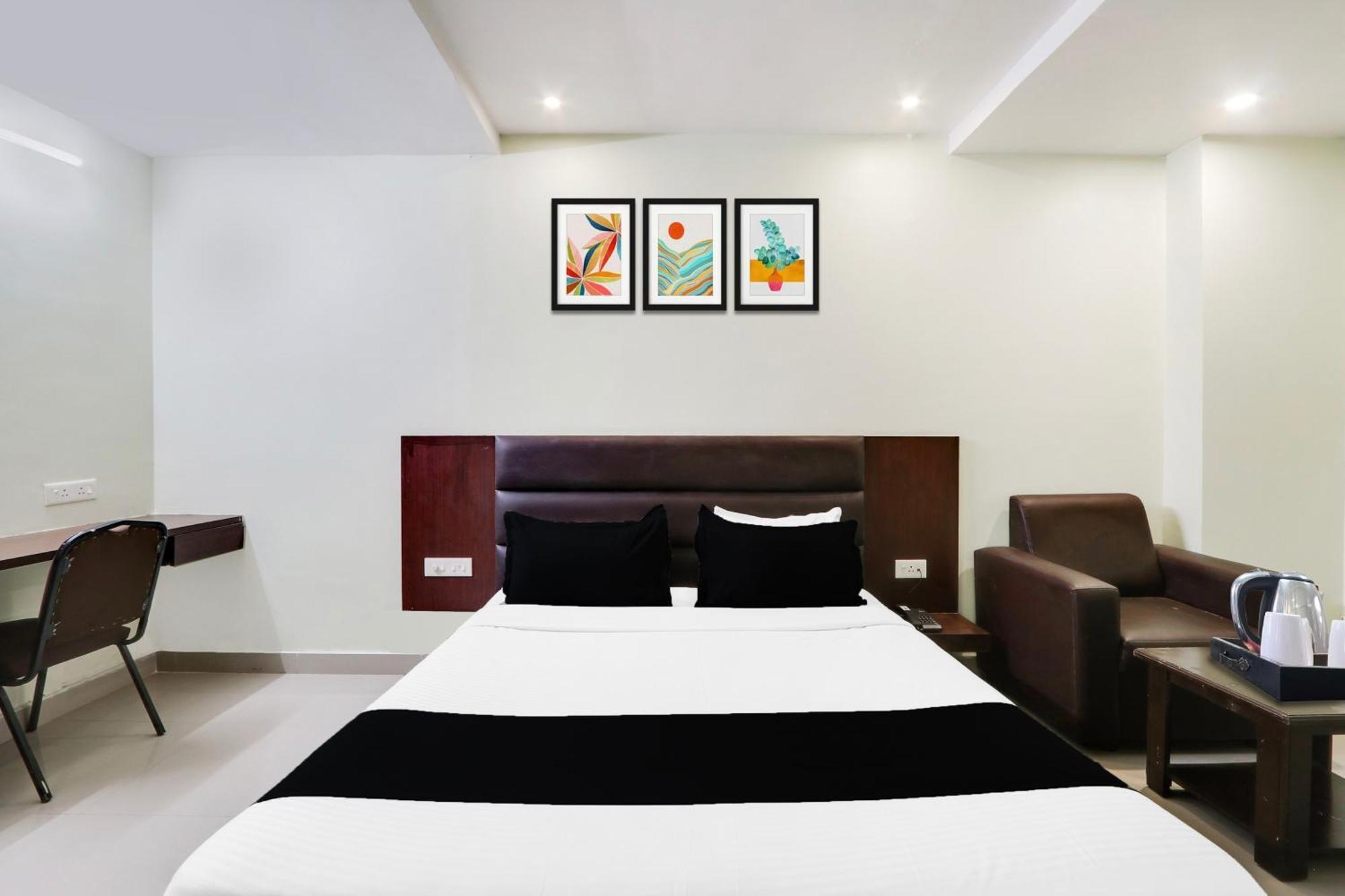 Super Townhouse Gudivada Formerly Sistla Exterior photo