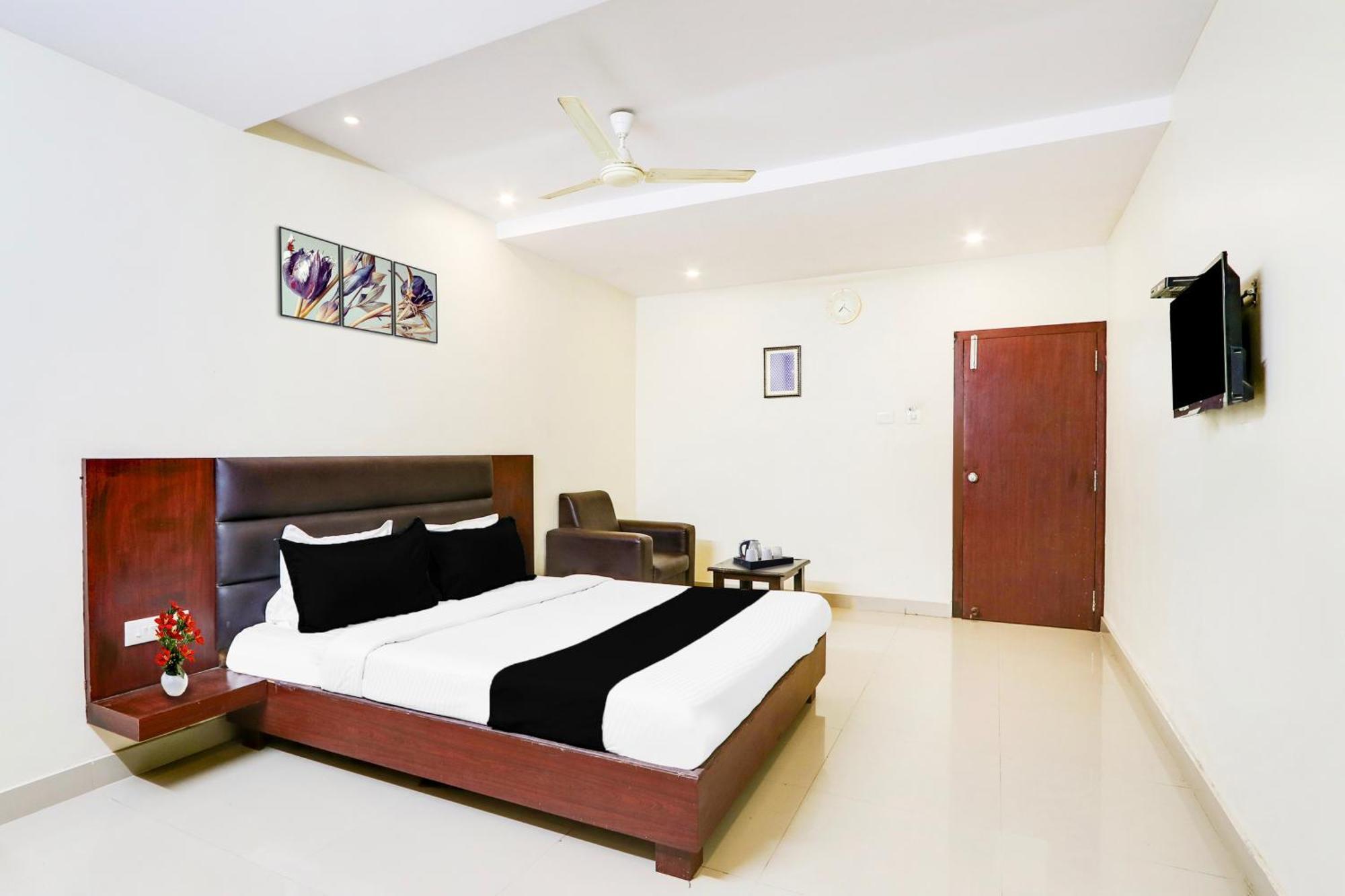 Super Townhouse Gudivada Formerly Sistla Exterior photo