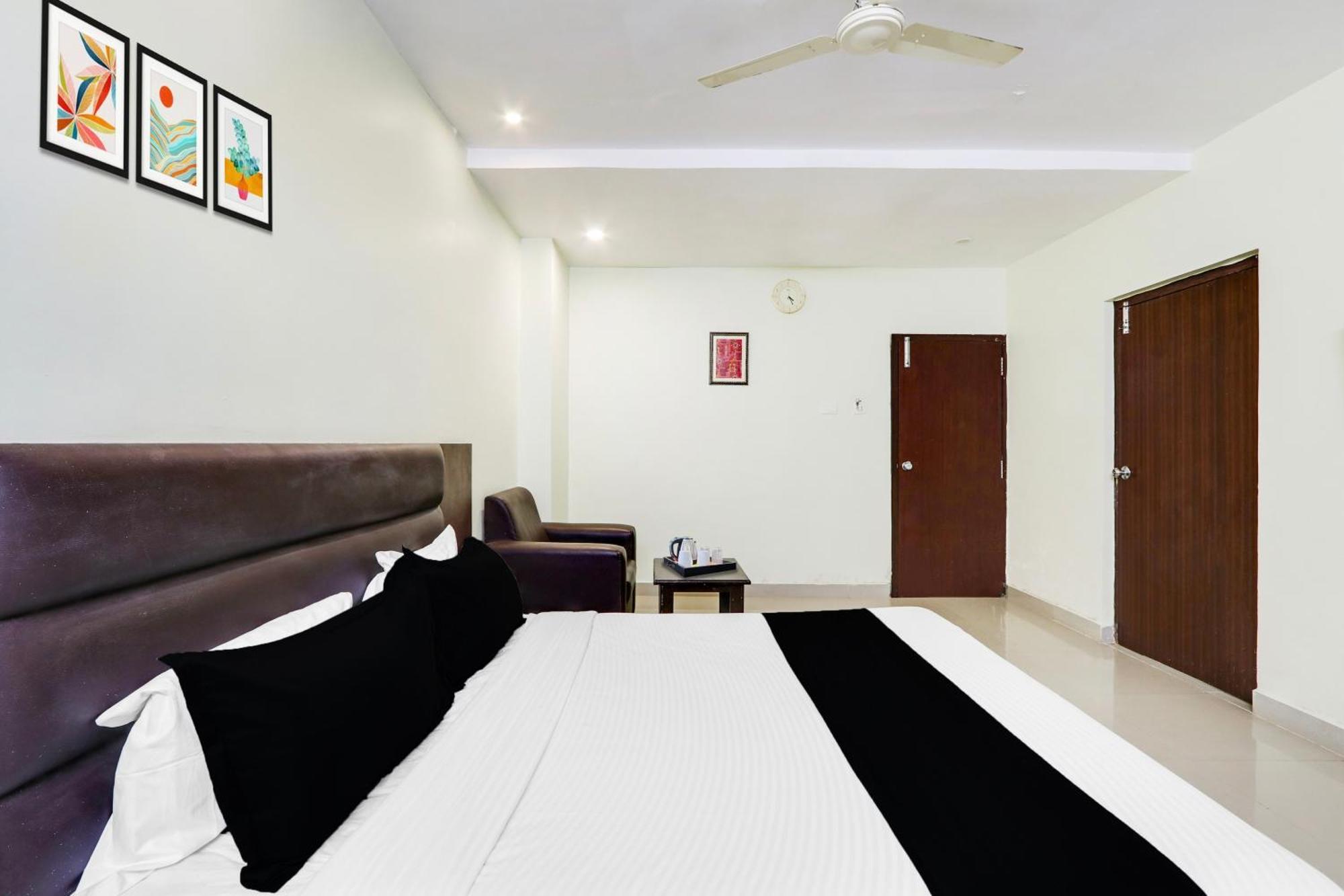 Super Townhouse Gudivada Formerly Sistla Exterior photo